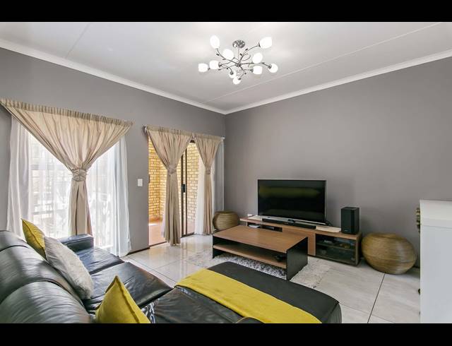 2 BEDROOM APARTMENT FOR SALE IN WILGEHEUWEL